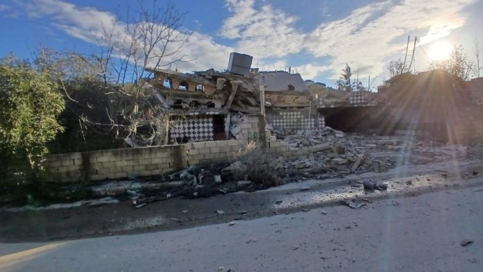 على الحدود الجنوبية، عادت الساحة إلى الواجهة مع توغلات إسرائيلية وتفجيرات طالت منازل في بلدات حدودية، في خرق واضح لقواعد الاشتباك المعمول بها منذ سنوات. هذه التطورات أعادت شبح التصعيد، وذكّرت اللبنانيين بأن الجنوب لا يزال خط تماس مفتوحًا، وأن الاستقرار هناك هش، قابل للاهتزاز مع أي شرارة. الدولة، كالعادة، تراقب وتدين، فيما القلق الشعبي يتقدّم على أي خطاب رسمي مطمئن.