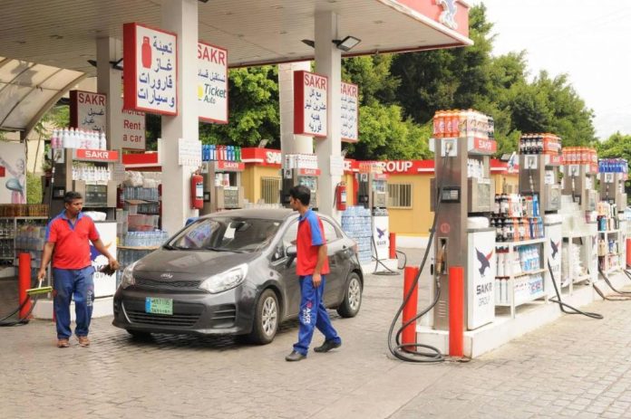 اقتصاديًا، تلقّى اللبنانيون ضربة جديدة مع ارتفاع أسعار الوقود نتيجة زيادة الرسوم والضرائب. القرار الحكومي انعكس فورًا على كلفة النقل وأسعار السلع، ما وسّع دائرة القلق الشعبي. فالمواطن الذي ينتظر تحسنًا ملموسًا في قدرته الشرائية وجد نفسه أمام موجة غلاء إضافية، في وقت لم تواكب فيه الرواتب هذا الارتفاع.